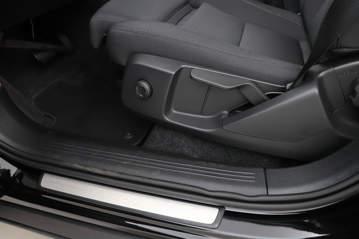 Volvo EX40 Single Motor Extended Range Plus Black Ed. 82 kWh | 360° Camera | ACC | 20 Inch | Stoel+Stuurverwarming | Harman/Kardon