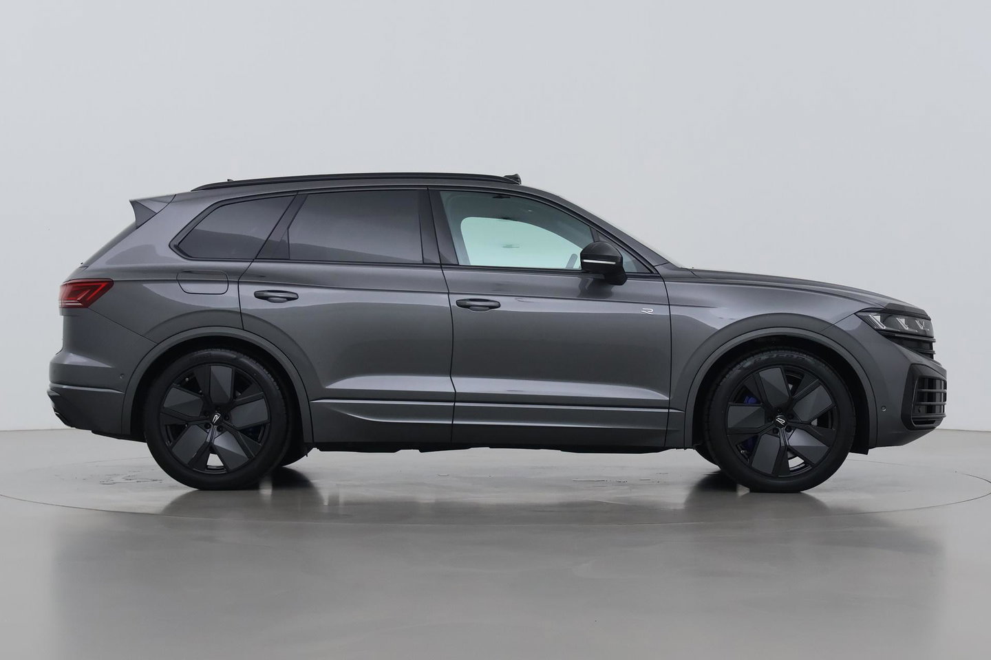 Volkswagen Touareg 3.0 TSi eHybrid 4MOTION R | FINAL EDITION | Luchtvering | Trekhaak | Panoramdak | Dynaudio | 360° Camera