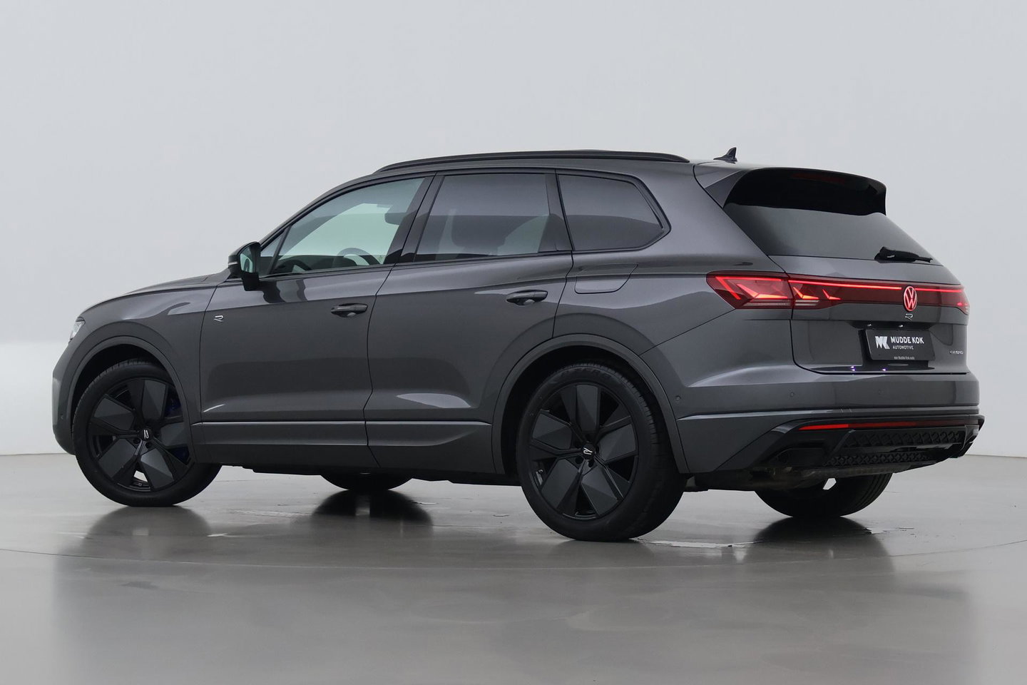 Volkswagen Touareg 3.0 TSi eHybrid 4MOTION R | FINAL EDITION | Luchtvering | Trekhaak | Panoramdak | Dynaudio | 360° Camera