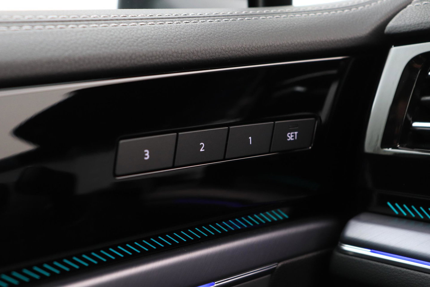 Volkswagen Touareg 3.0 TSi eHybrid 4MOTION R | FINAL EDITION | Luchtvering | Trekhaak | Panoramdak | Dynaudio | 360° Camera