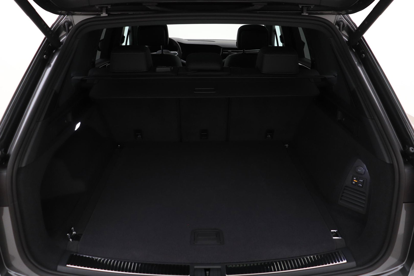 Volkswagen Touareg 3.0 TSi eHybrid 4MOTION R | FINAL EDITION | Luchtvering | Trekhaak | Panoramdak | Dynaudio | 360° Camera