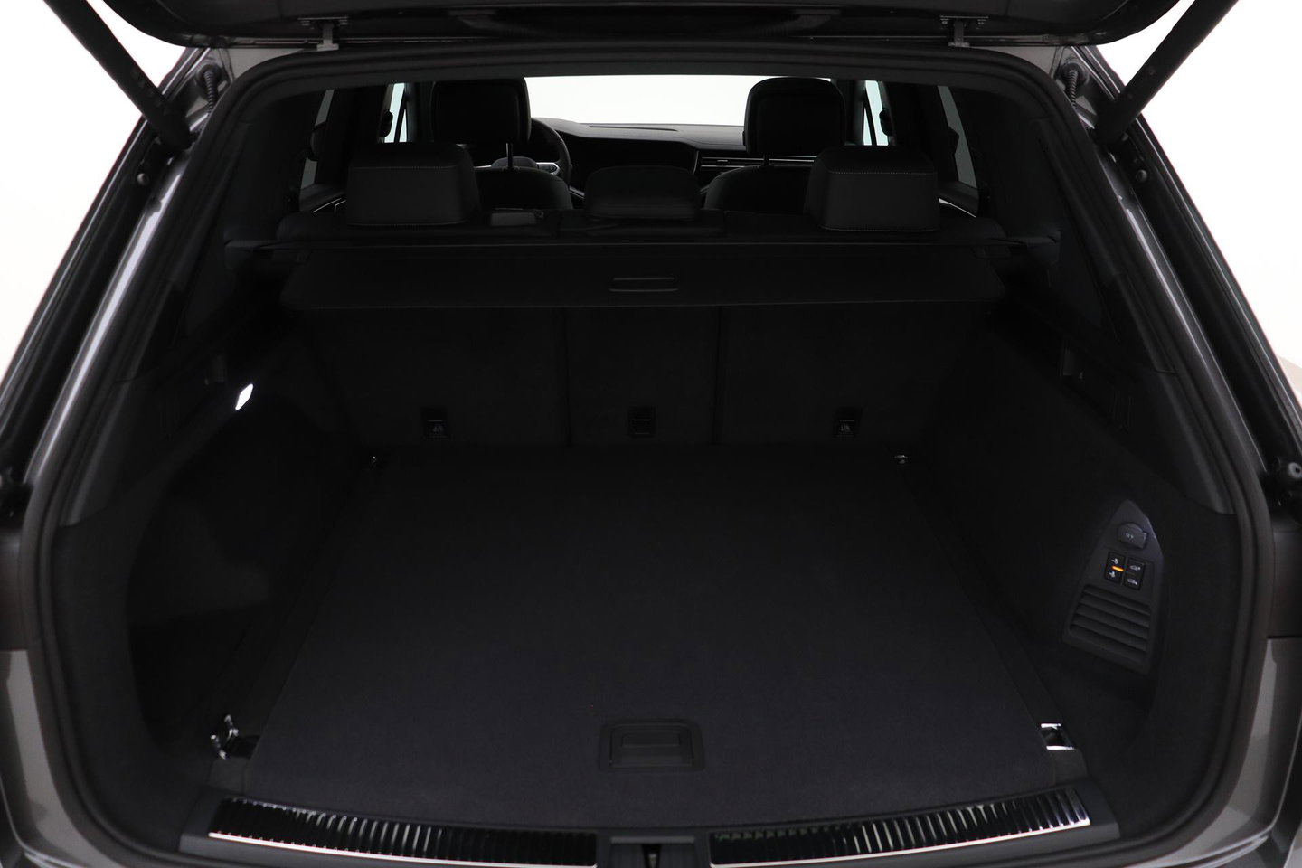 Volkswagen Touareg 3.0 TSi eHybrid 4MOTION R | FINAL EDITION | Luchtvering | Trekhaak | Panoramdak | Dynaudio | 360° Camera
