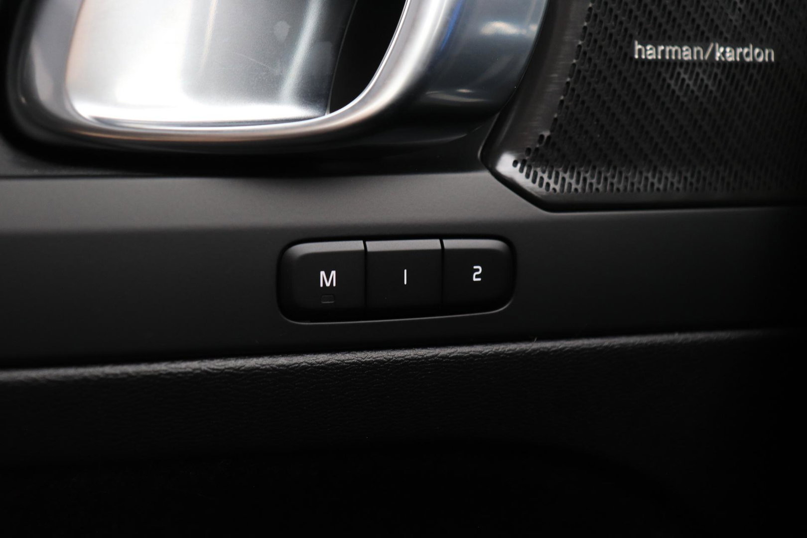 Volvo EX40 Single Motor Extended Range Plus Black Ed. 82 kWh | ACC | Panoramadak | 360° Camera | Harman/Kardon | BLIS | 20 Inch