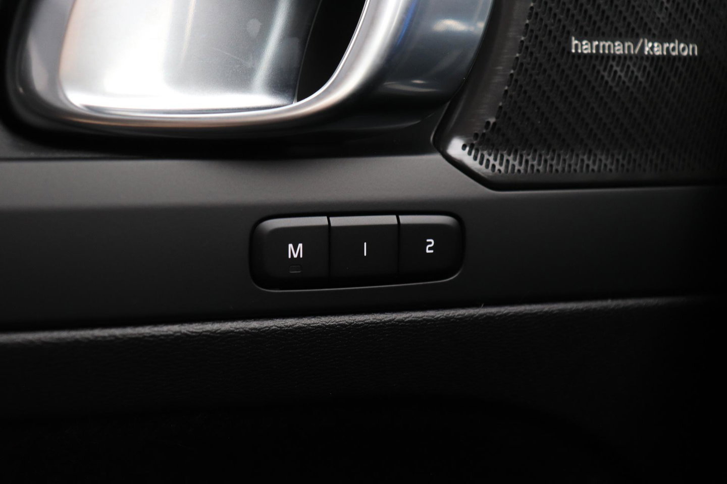 Volvo EX40 Single Motor Extended Range Plus Black Ed. 82 kWh | ACC | Panoramadak | 360° Camera | Harman/Kardon | BLIS | 20 Inch