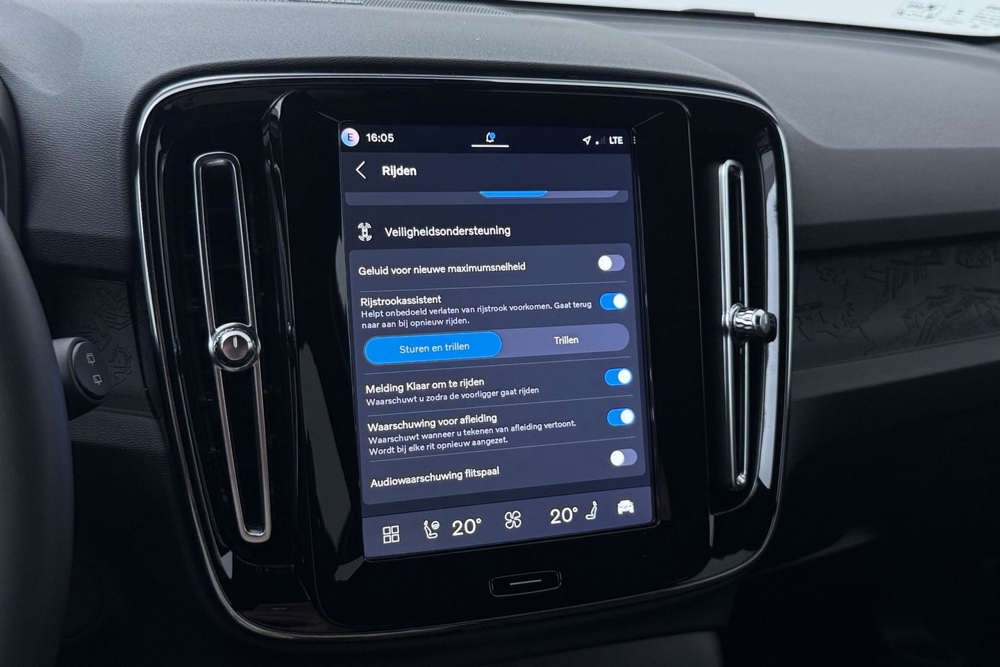 Volvo EX40 Extended Range Plus Black Edition 82 kWh | ACC | Harman/Kardon | 360° Camera | Stoel+Stuurverwarming | BLIS | 20 Inch