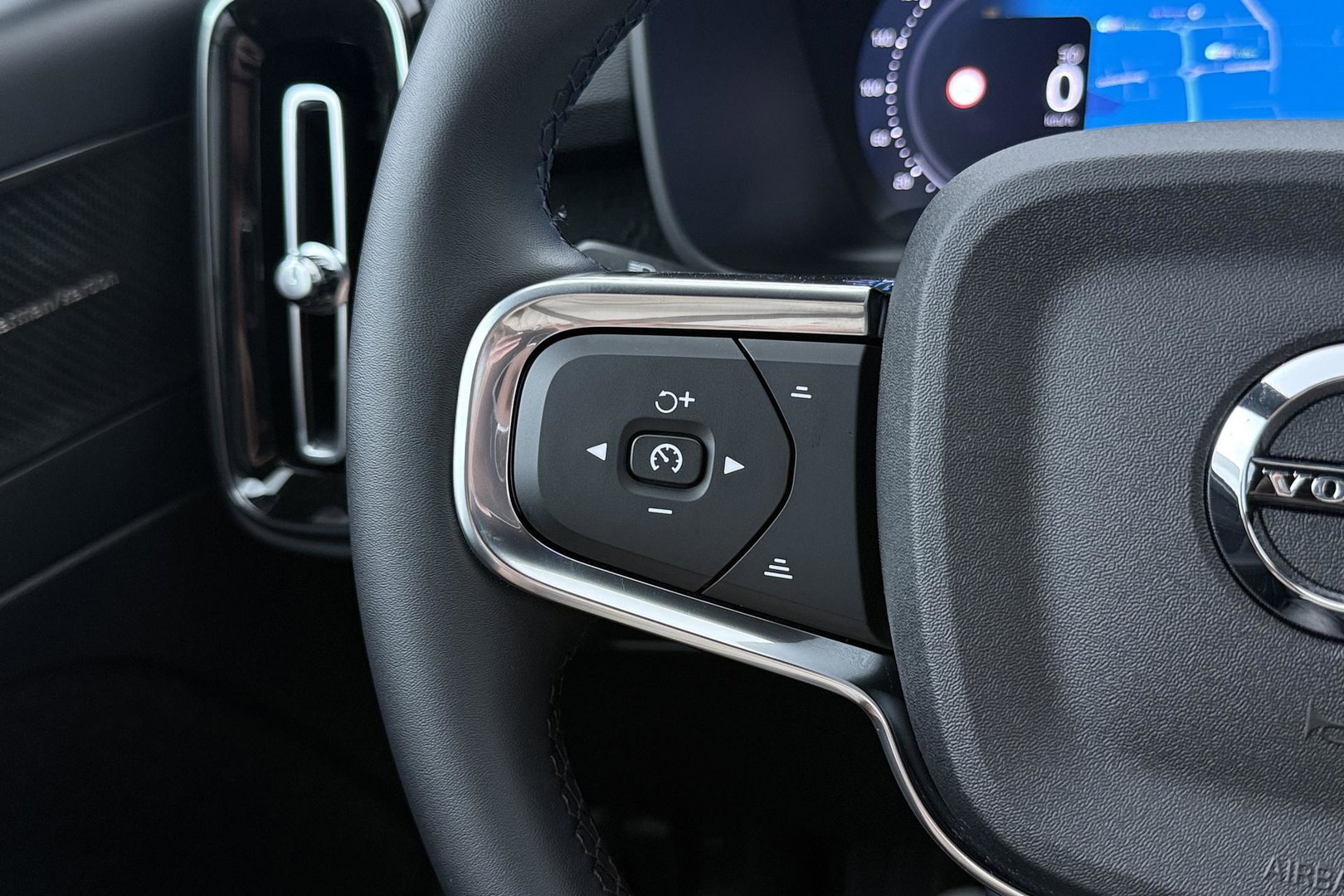 Volvo EX40 Extended Range Plus Black Edition 82 kWh | ACC | Harman/Kardon | 360° Camera | Stoel+Stuurverwarming | BLIS | 20 Inch