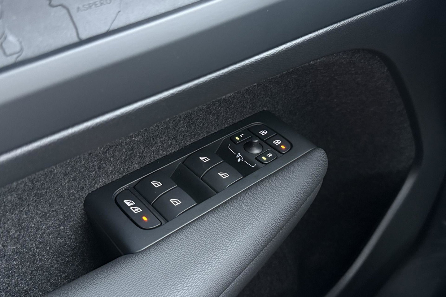 Volvo EX40 Extended Range Plus Black Edition 82 kWh | ACC | Harman/Kardon | 360° Camera | Stoel+Stuurverwarming | BLIS | 20 Inch