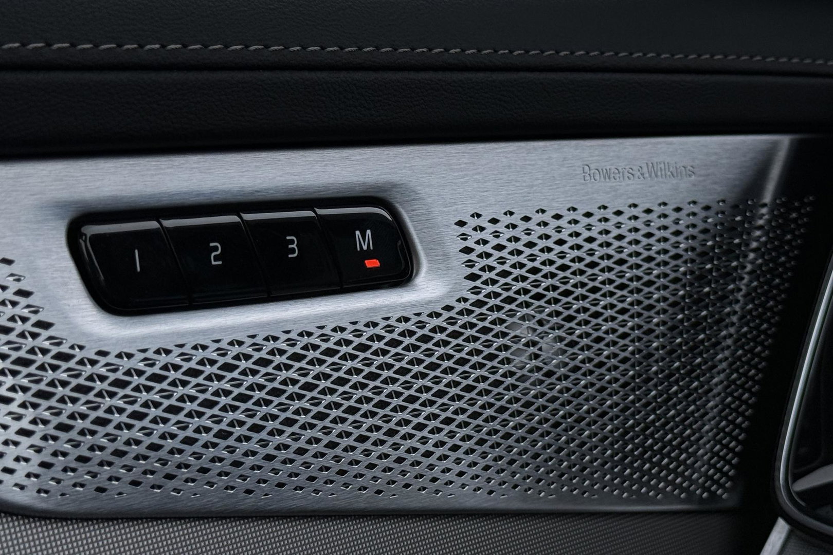 Volvo XC90 T8 Plug-in hybrid Ultra Black Edition | ACC | Luchtvering | Bowers&Wilkins | Massage+Ventilatie | Head-Up | 360° Camera