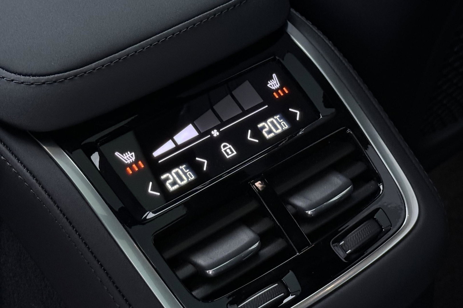 Volvo XC90 T8 Plug-in hybrid Ultra Black Edition | ACC | Luchtvering | Bowers&Wilkins | Massage+Ventilatie | Head-Up | 360° Camera