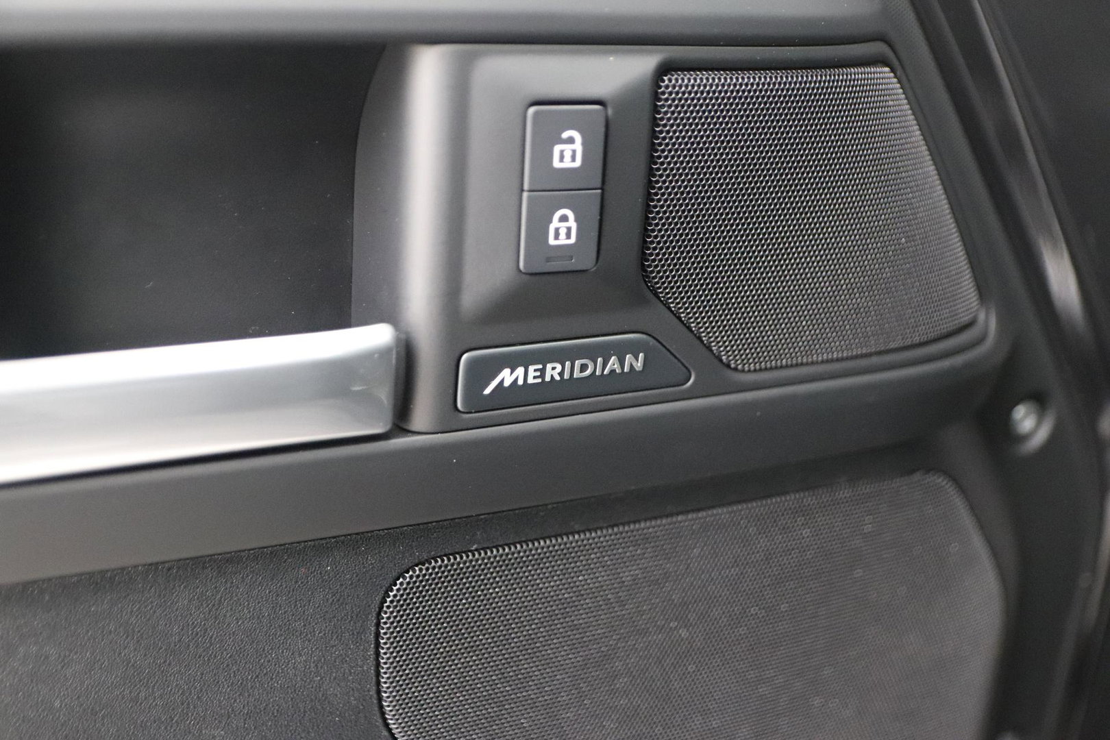 Land Rover Defender P300e 110 X-Dynamic SE | FACELIFT | ACC | Panoramadak | 22 Inch | ClearSight | Stoel+Stuurverwarming | Trekhaak