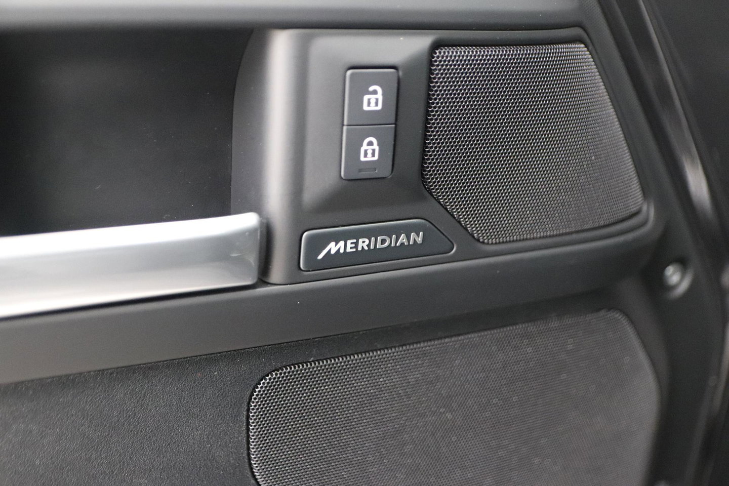 Land Rover Defender P300e 110 X-Dynamic SE | FACELIFT | ACC | Panoramadak | 22 Inch | ClearSight | Stoel+Stuurverwarming | Trekhaak