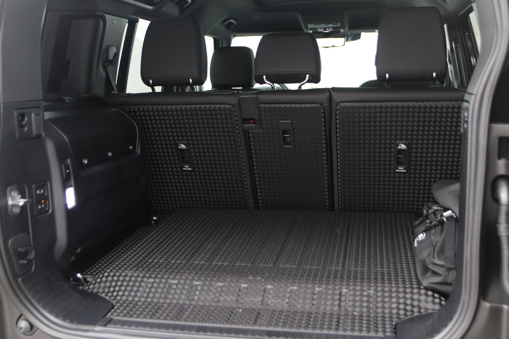 Land Rover Defender P300e 110 X-Dynamic SE | FACELIFT | ACC | Panoramadak | 22 Inch | ClearSight | Stoel+Stuurverwarming | Trekhaak