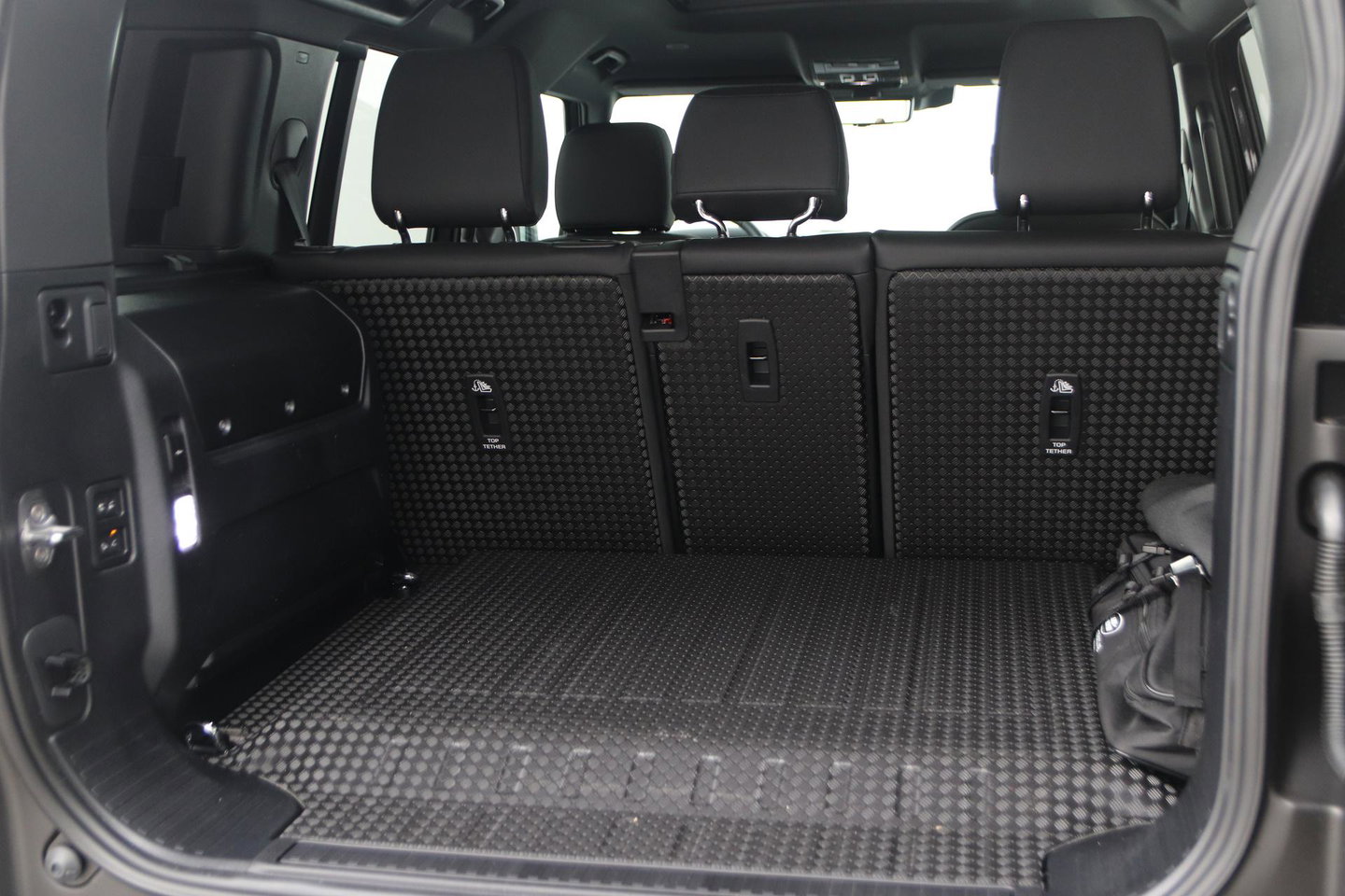 Land Rover Defender P300e 110 X-Dynamic SE | FACELIFT | ACC | Panoramadak | 22 Inch | ClearSight | Stoel+Stuurverwarming | Trekhaak