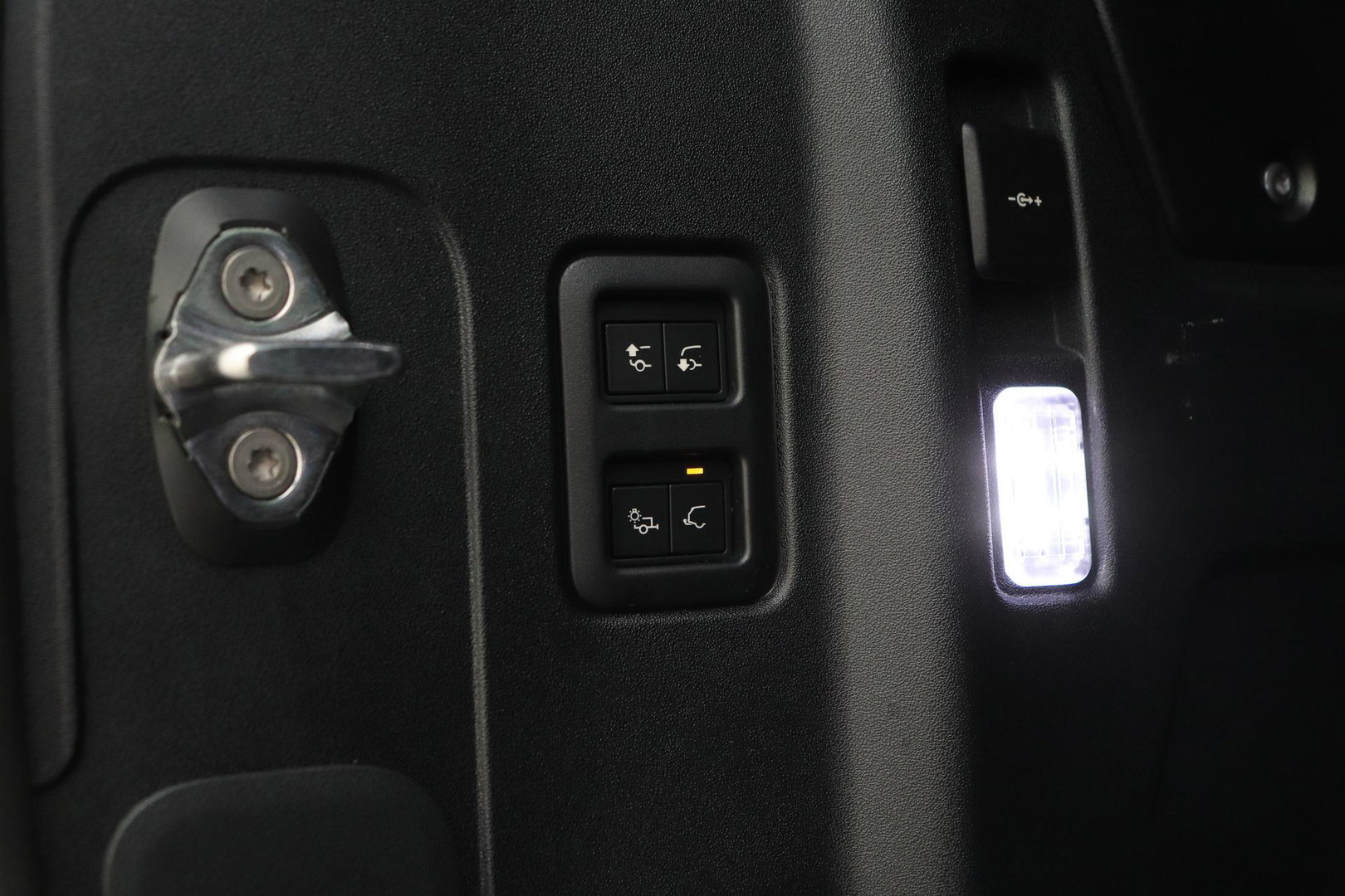 Land Rover Defender 2.0 P300e 110 X-Dynamic HSE | FACELIFT | ClearSight | Meridian Surround | Koelbox | Luchtvering | Trekhaak