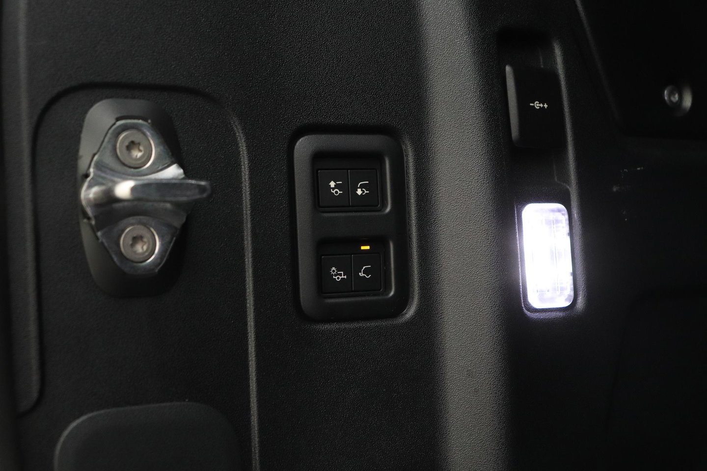 Land Rover Defender 2.0 P300e 110 X-Dynamic HSE | FACELIFT | ClearSight | Meridian Surround | Koelbox | Luchtvering | Trekhaak
