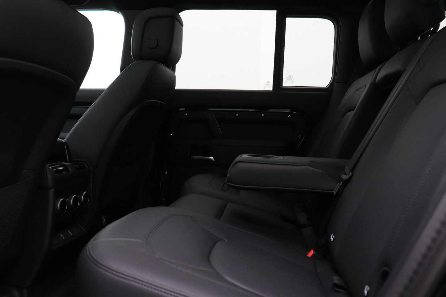 Land Rover Defender 2.0 P300e 110 X-Dynamic HSE | FACELIFT | ClearSight | Meridian Surround | Koelbox | Luchtvering | Trekhaak