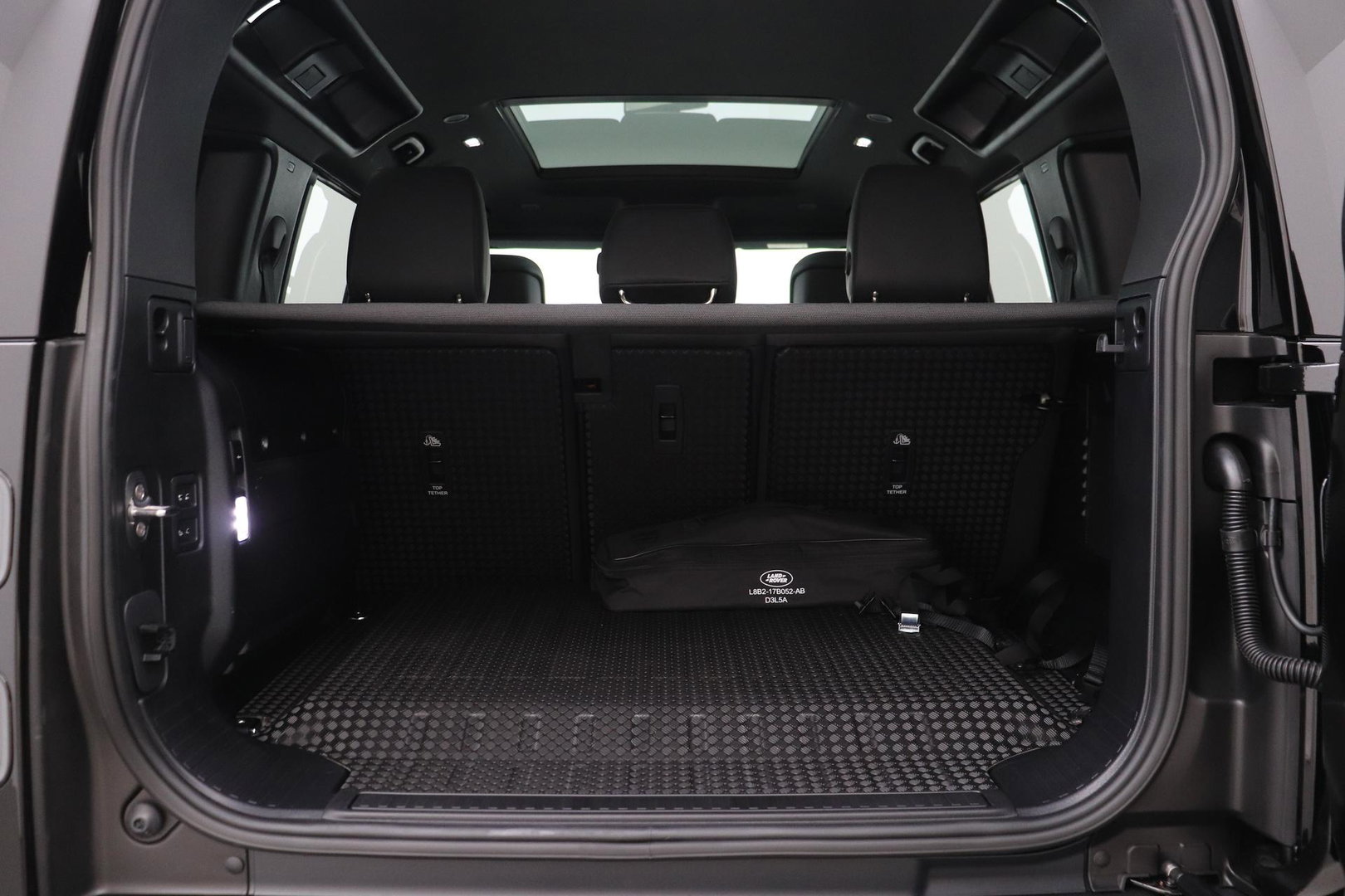 Land Rover Defender 2.0 P300e 110 X-Dynamic HSE | FACELIFT | ClearSight | Meridian Surround | Koelbox | Luchtvering | Trekhaak