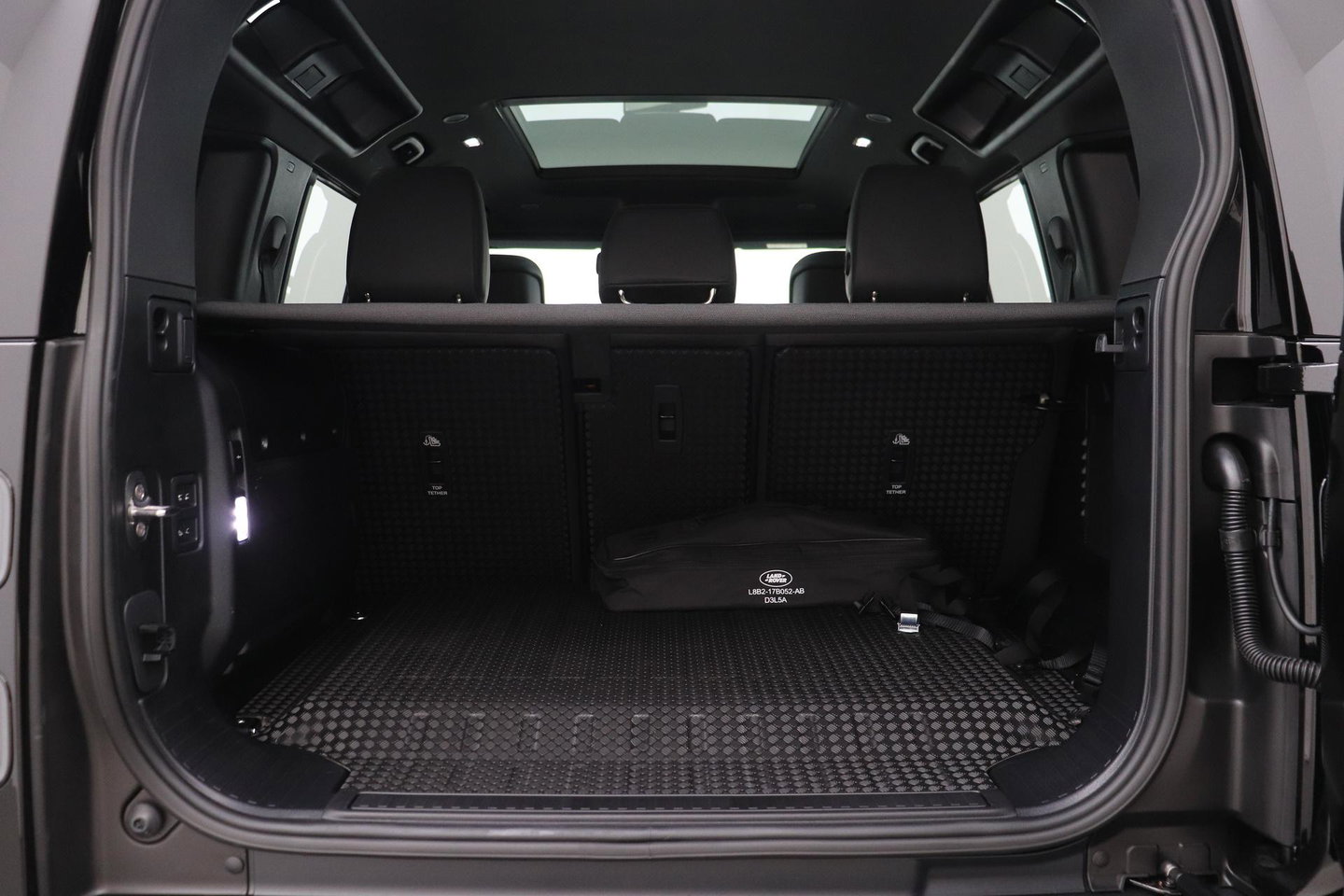 Land Rover Defender 2.0 P300e 110 X-Dynamic HSE | FACELIFT | ClearSight | Meridian Surround | Koelbox | Luchtvering | Trekhaak
