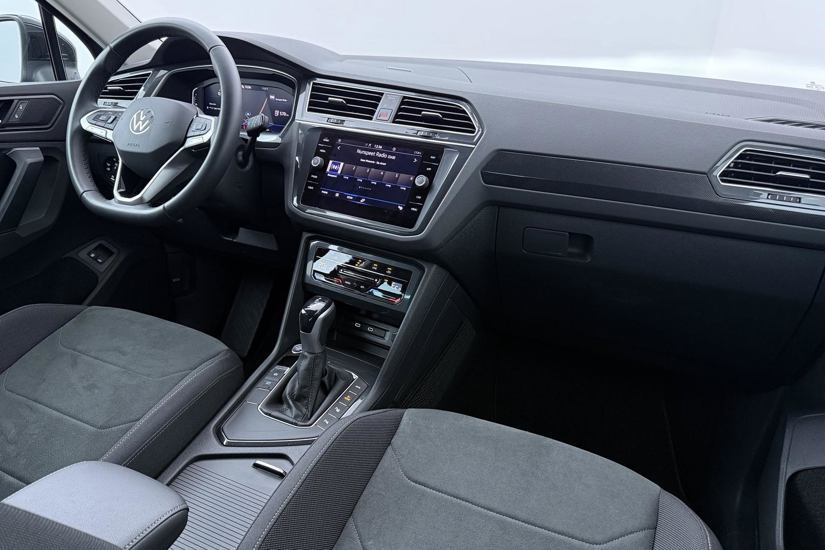 Volkswagen Tiguan 1.4 TSI eHybrid Business+ | Getint Glas | Camera | ACC | PDC V+A