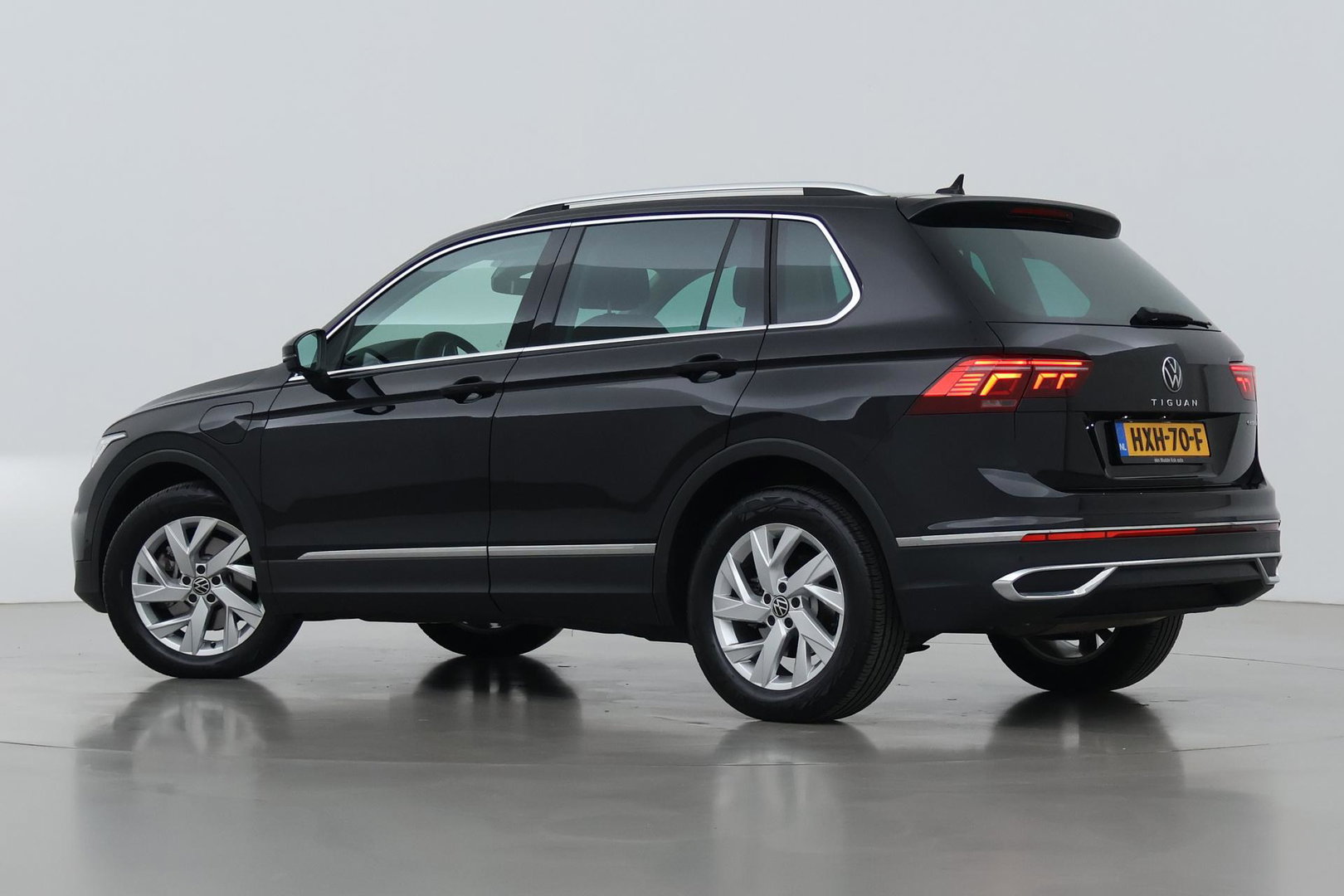 Volkswagen Tiguan 1.4 TSI eHybrid Business+ | Getint Glas | Camera | ACC | PDC V+A