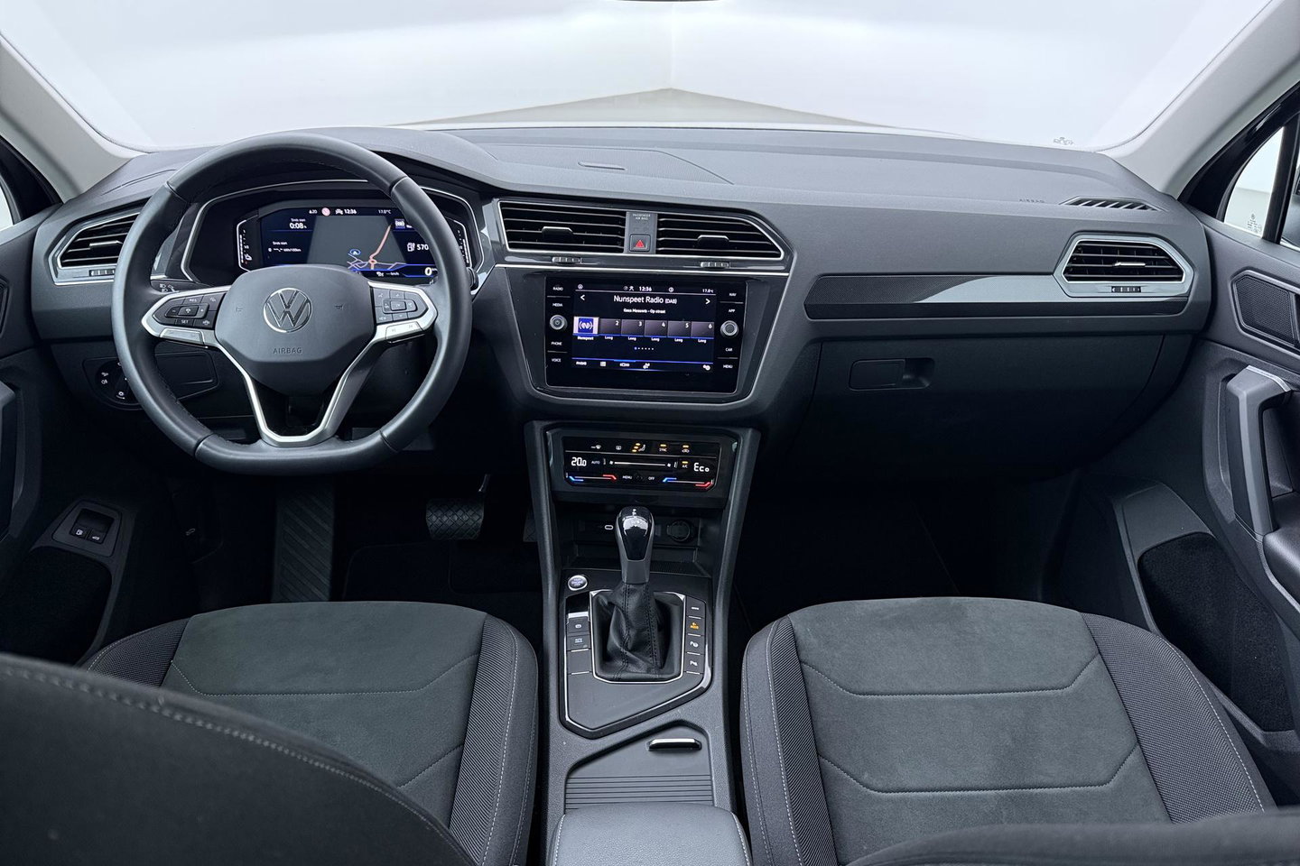 Volkswagen Tiguan 1.4 TSI eHybrid Business+ | Getint Glas | Camera | ACC | PDC V+A