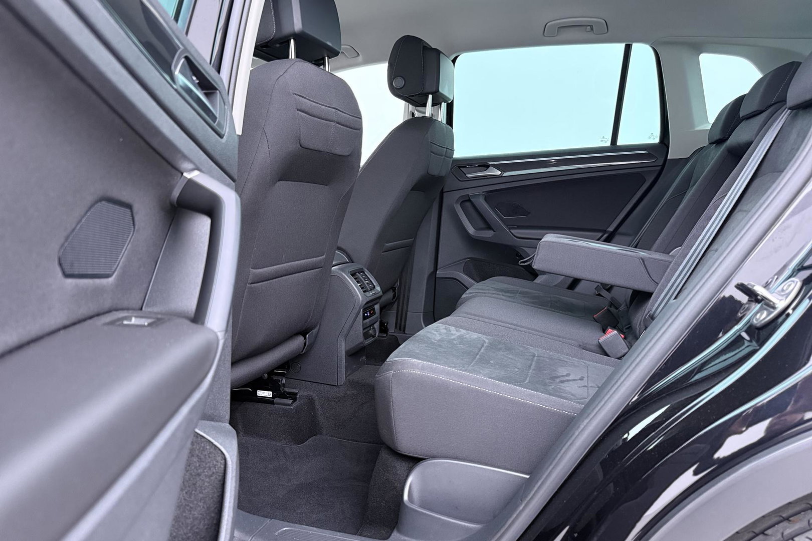 Volkswagen Tiguan 1.4 TSI eHybrid Business+ | Getint Glas | Camera | ACC | PDC V+A