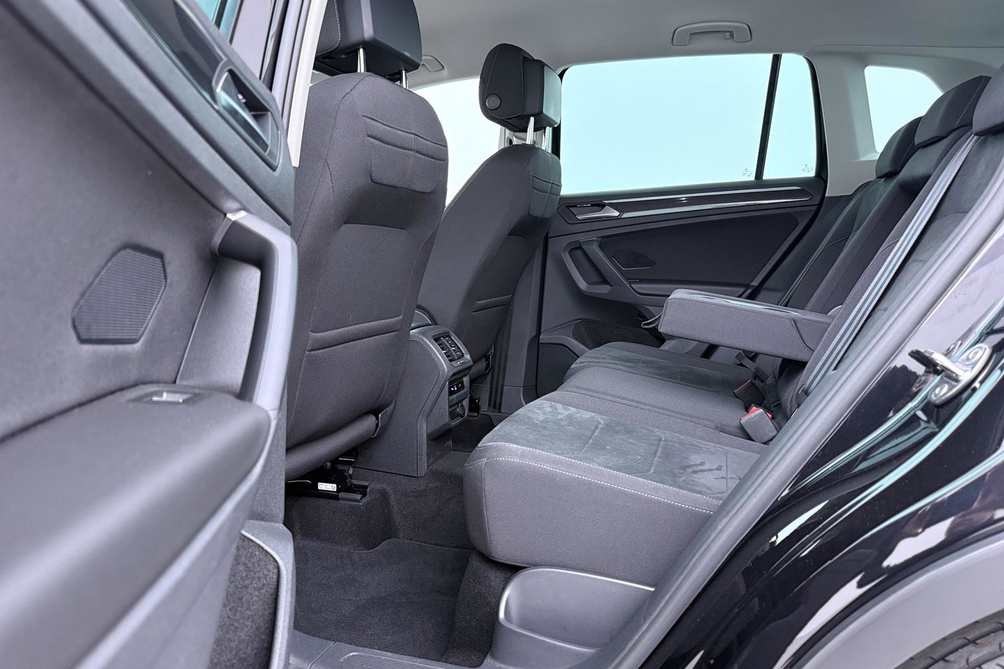 Volkswagen Tiguan 1.4 TSI eHybrid Business+ | Getint Glas | Camera | ACC | PDC V+A