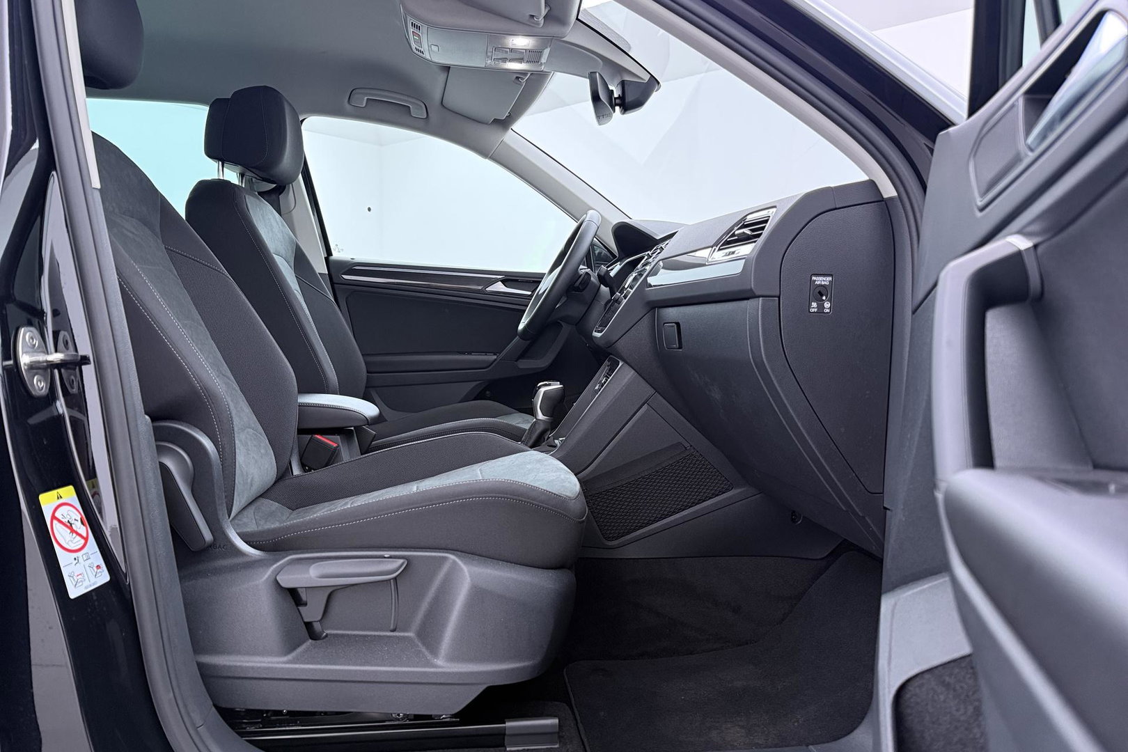 Volkswagen Tiguan 1.4 TSI eHybrid Business+ | Getint Glas | Camera | ACC | PDC V+A