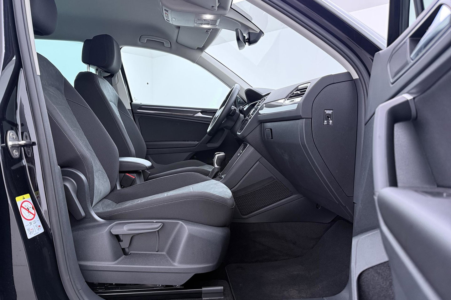 Volkswagen Tiguan 1.4 TSI eHybrid Business+ | Getint Glas | Camera | ACC | PDC V+A