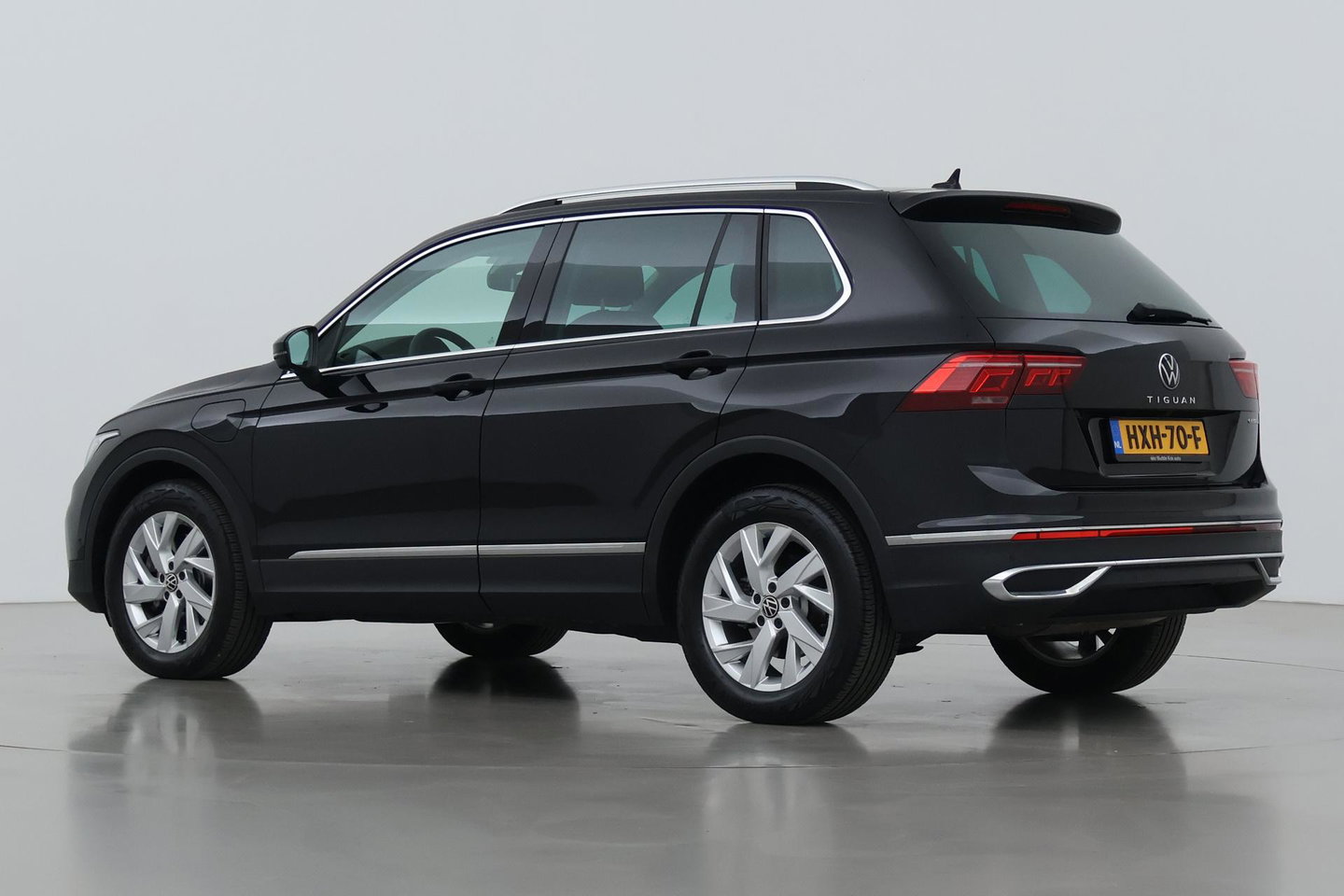 Volkswagen Tiguan 1.4 TSI eHybrid Business+ | Getint Glas | Camera | ACC | PDC V+A