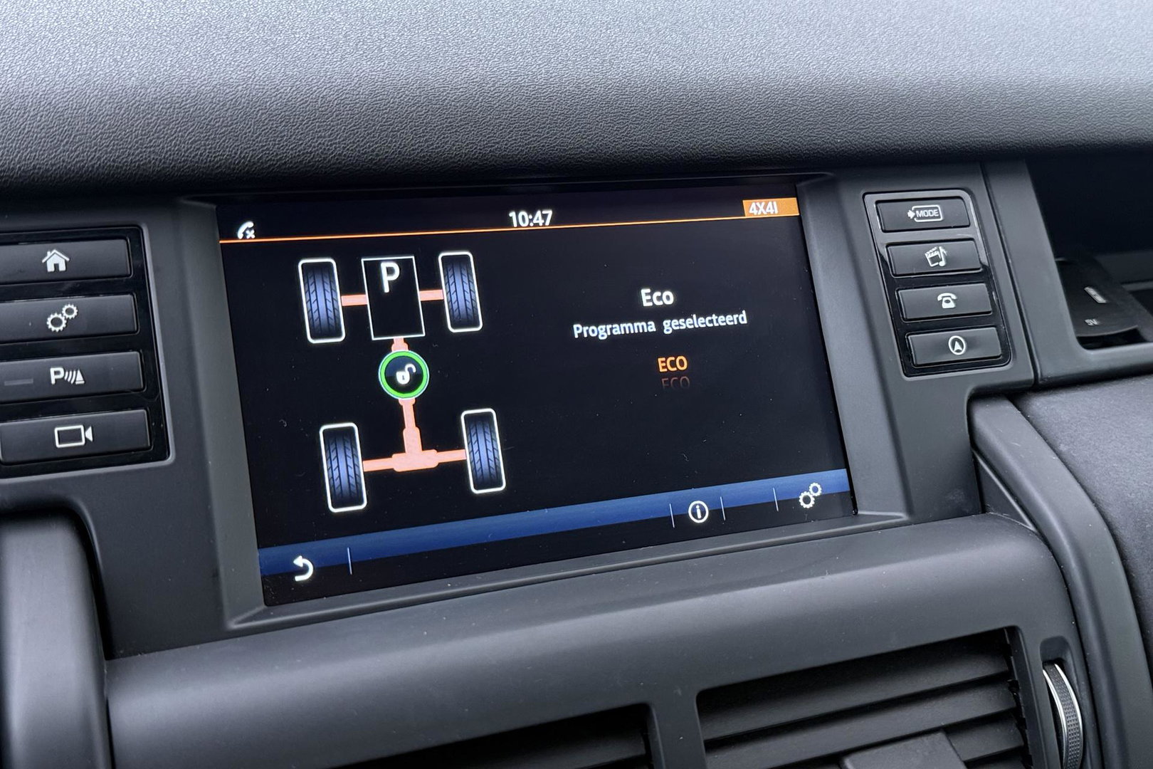Land Rover Discovery Sport 2.0 TD4 HSE | GRIJS KENTEKEN | MARGE | Trekhaak | Camera | 20 Inch | Bi-Xenon | Stoelverwarming