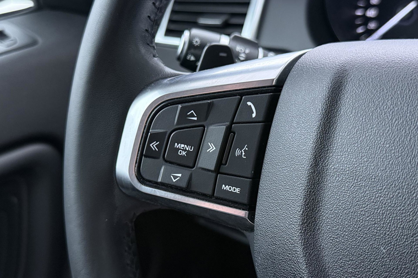 Land Rover Discovery Sport 2.0 TD4 HSE | GRIJS KENTEKEN | MARGE | Trekhaak | Camera | 20 Inch | Bi-Xenon | Stoelverwarming