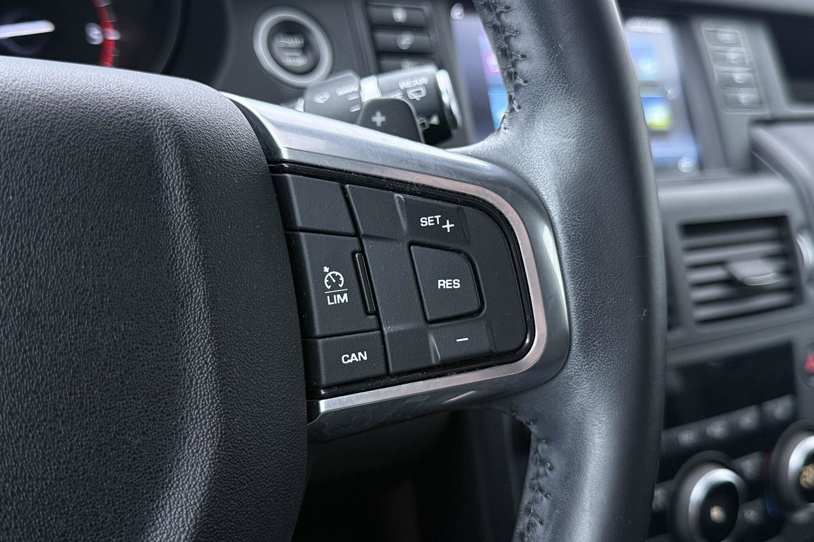 Land Rover Discovery Sport 2.0 TD4 HSE | GRIJS KENTEKEN | MARGE | Trekhaak | Camera | 20 Inch | Bi-Xenon | Stoelverwarming
