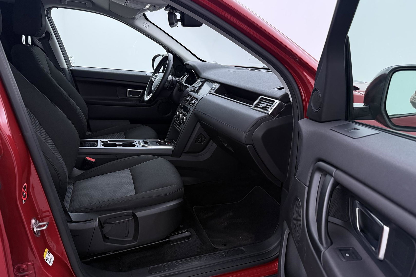 Land Rover Discovery Sport 2.0 TD4 HSE | GRIJS KENTEKEN | MARGE | Trekhaak | Camera | 20 Inch | Bi-Xenon | Stoelverwarming