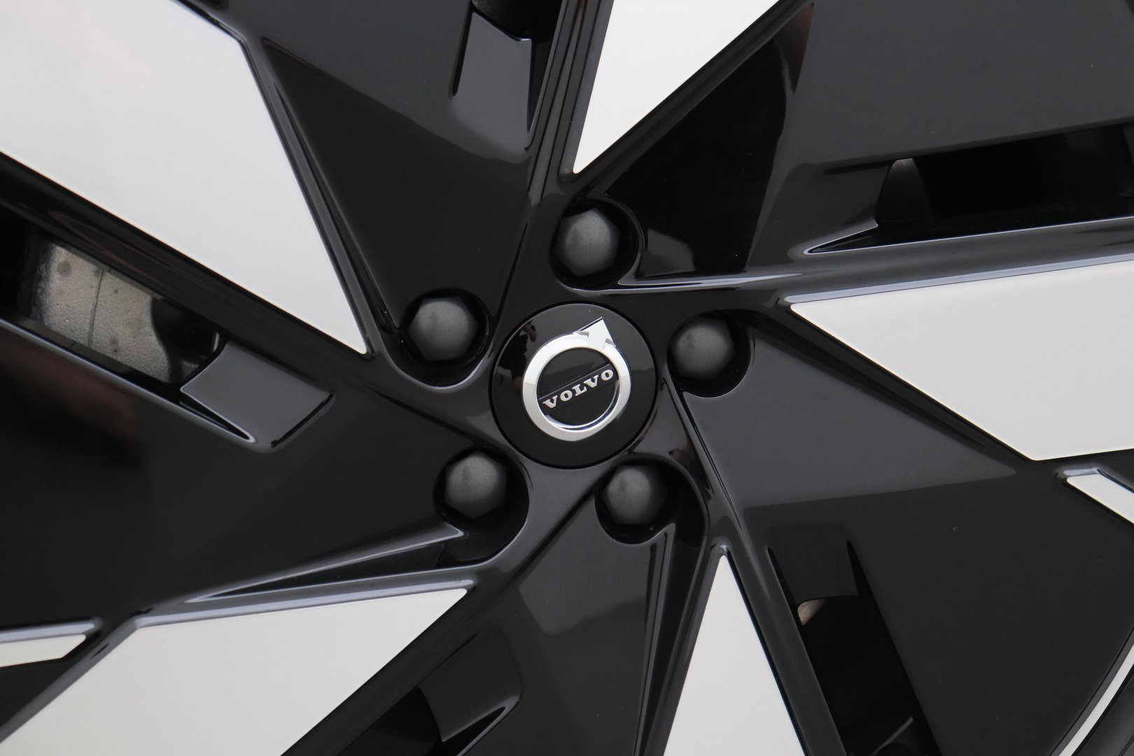 Volvo EX40 Single Motor Extended Range Plus 82 kWh | ACC | Harman/Kardon | 360° Camera | BLIS | Stoel+Stuurverwarming | 19 Inch