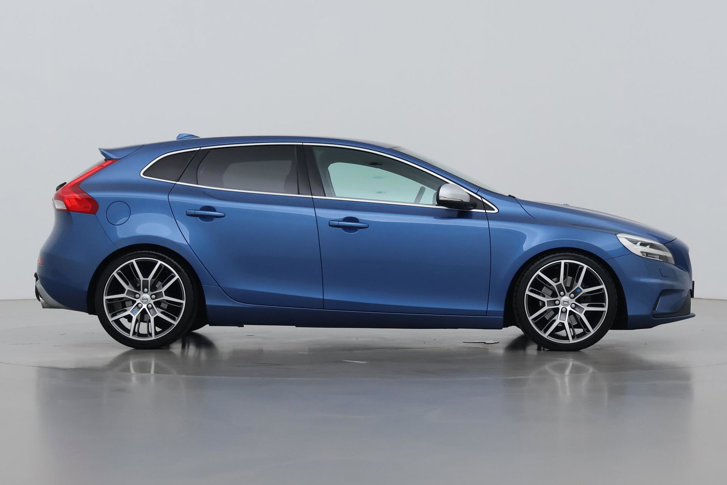 Volvo V40 2.0 T5 R-Design | Bursting Blue | 19 Inch Polestar | Polestar uitlaat | Trekhaak | Camera | Getint Glas