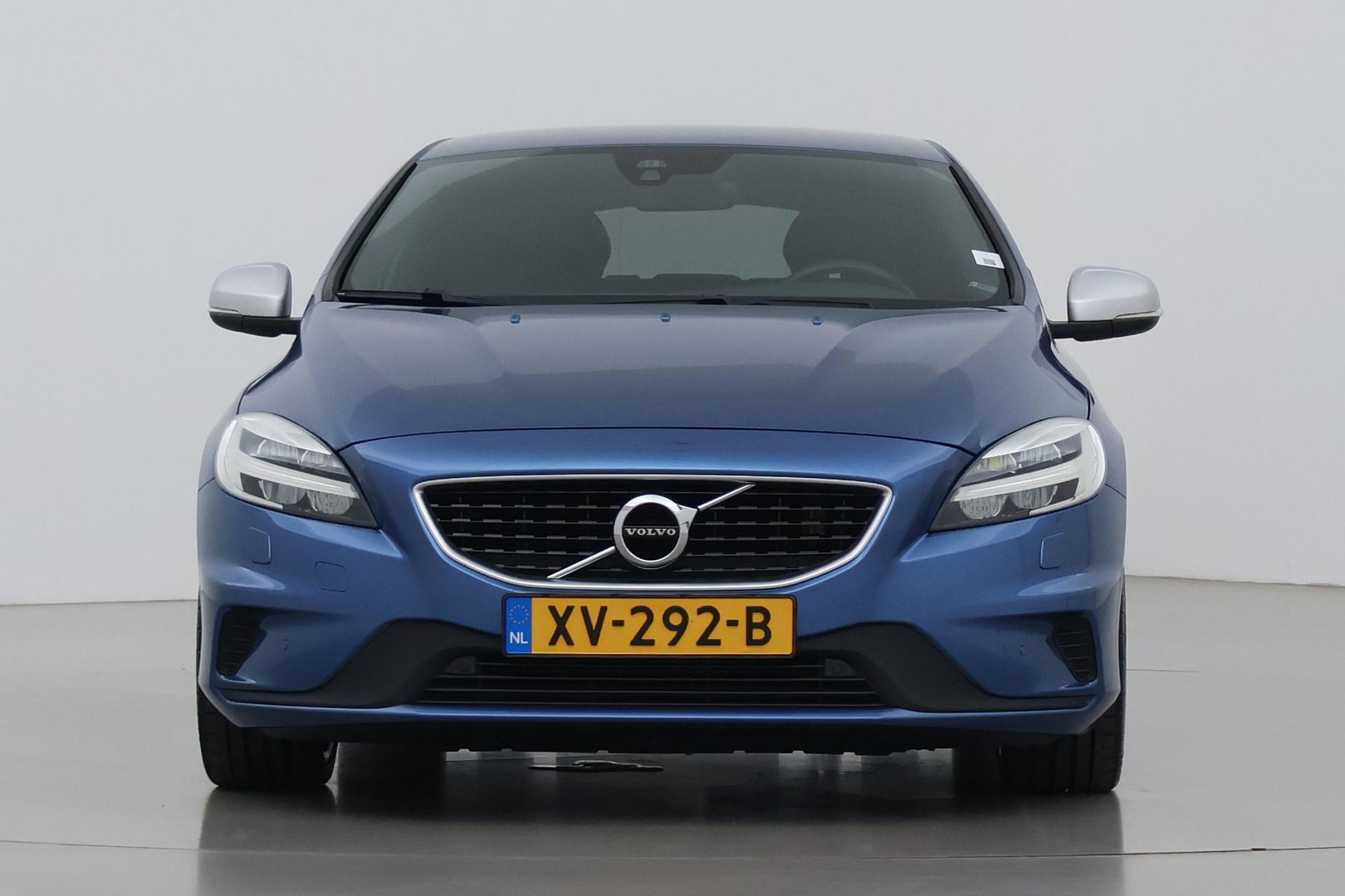 Volvo V40 2.0 T5 R-Design | Bursting Blue | 19 Inch Polestar | Polestar uitlaat | Trekhaak | Camera | Getint Glas