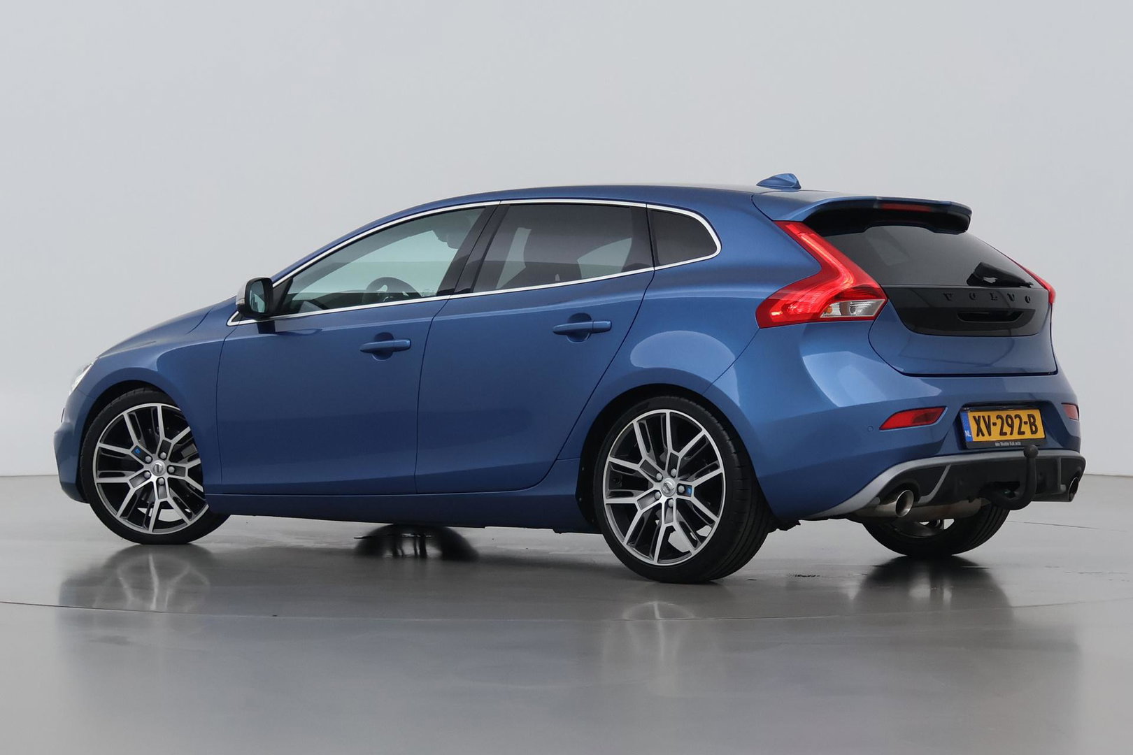Volvo V40 2.0 T5 R-Design | Bursting Blue | 19 Inch Polestar | Polestar uitlaat | Trekhaak | Camera | Getint Glas