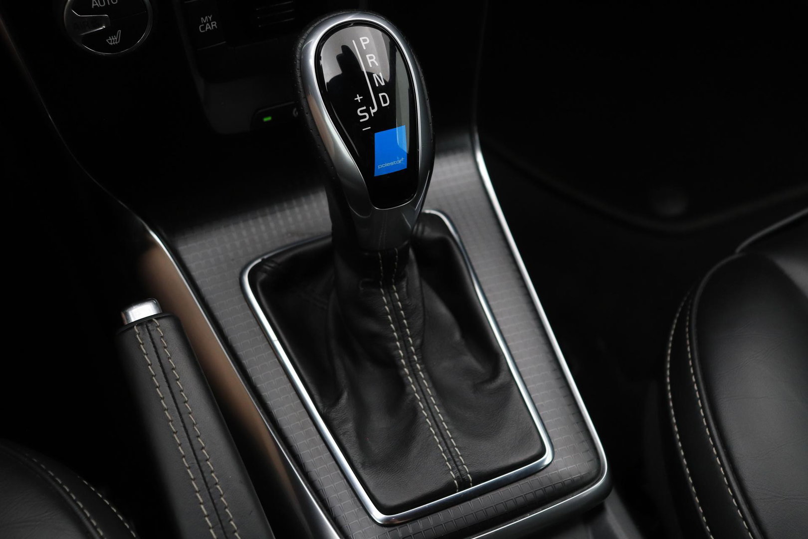 Volvo V40 2.0 T5 R-Design | Bursting Blue | 19 Inch Polestar | Polestar uitlaat | Trekhaak | Camera | Getint Glas