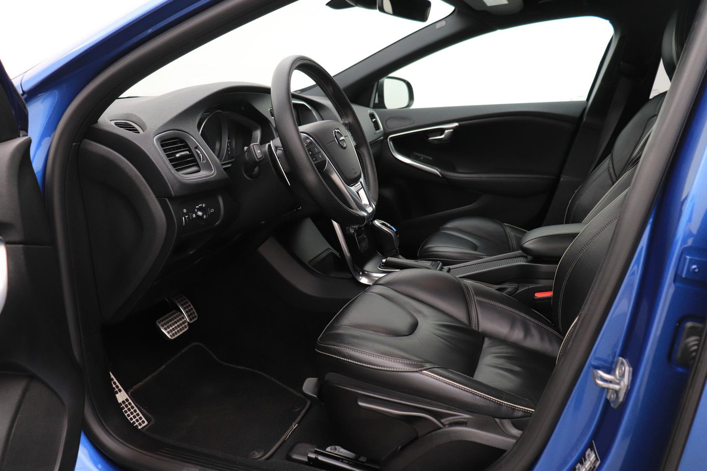 Volvo V40 2.0 T5 R-Design | Bursting Blue | 19 Inch Polestar | Polestar uitlaat | Trekhaak | Camera | Getint Glas