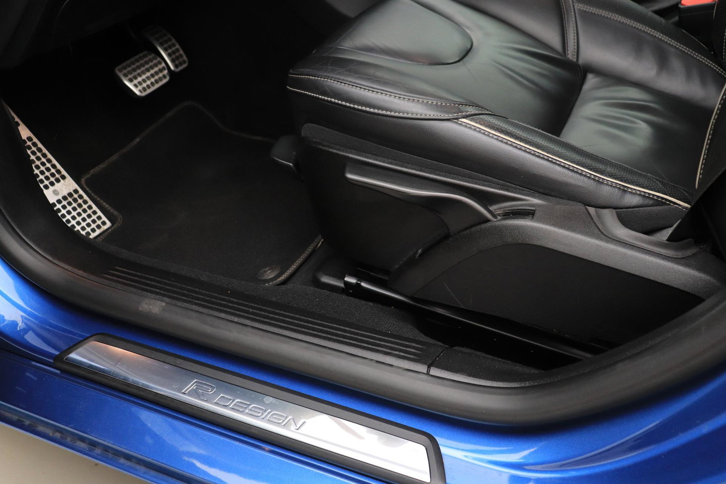 Volvo V40 2.0 T5 R-Design | Bursting Blue | 19 Inch Polestar | Polestar uitlaat | Trekhaak | Camera | Getint Glas