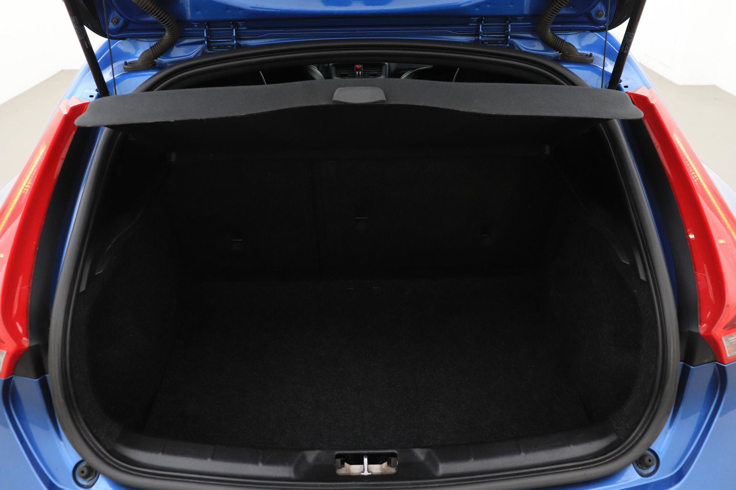 Volvo V40 2.0 T5 R-Design | Bursting Blue | 19 Inch Polestar | Polestar uitlaat | Trekhaak | Camera | Getint Glas