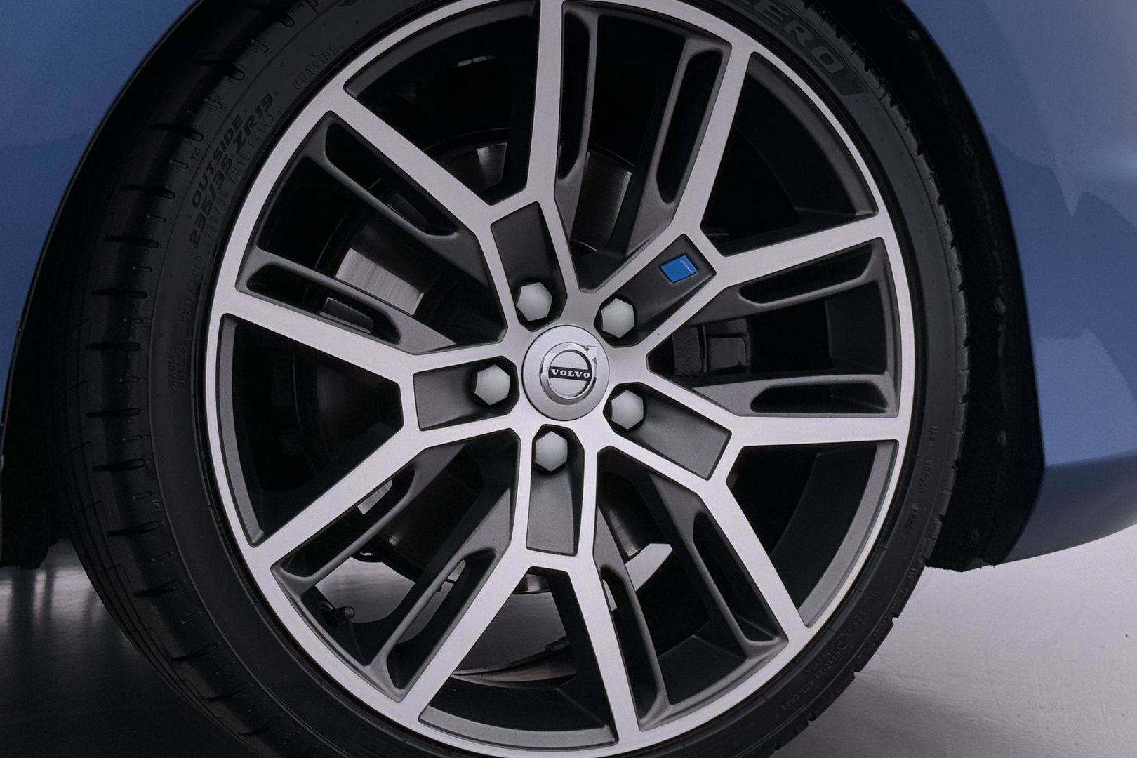 Volvo V40 2.0 T5 R-Design | Bursting Blue | 19 Inch Polestar | Polestar uitlaat | Trekhaak | Camera | Getint Glas
