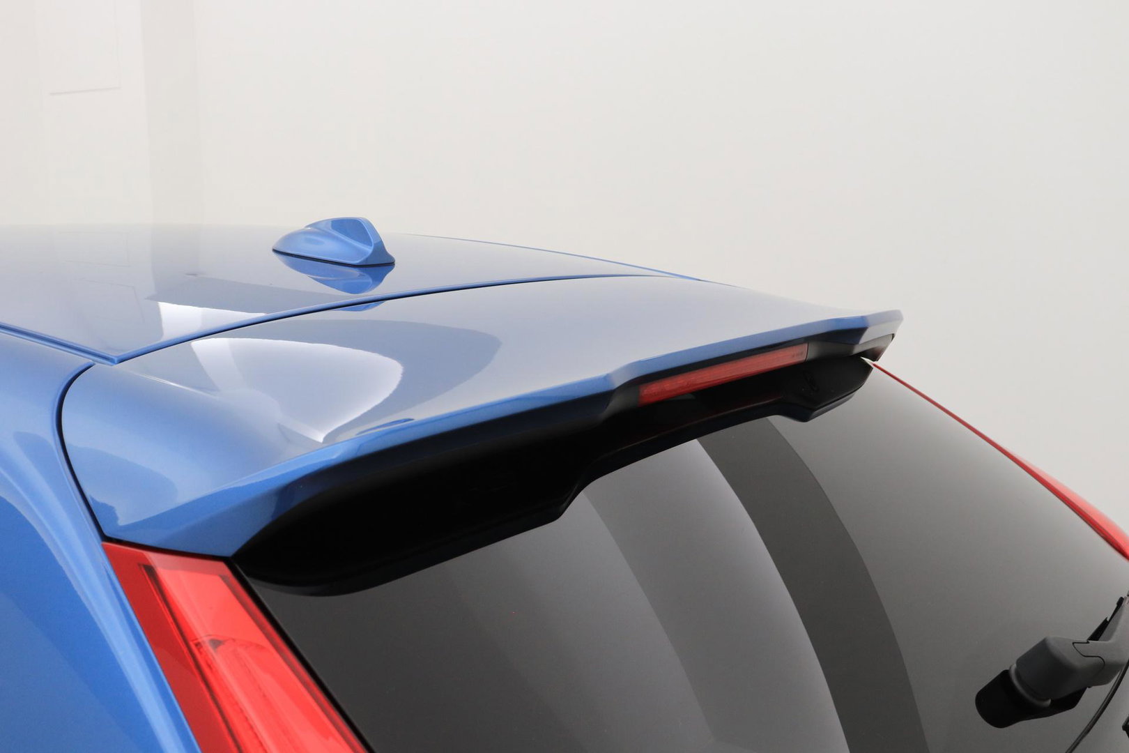 Volvo V40 2.0 T5 R-Design | Bursting Blue | 19 Inch Polestar | Polestar uitlaat | Trekhaak | Camera | Getint Glas
