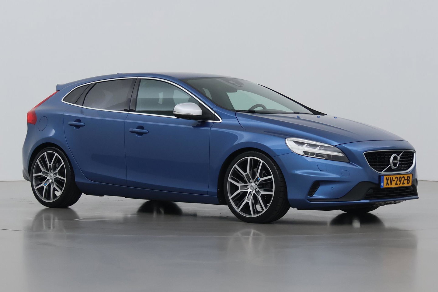 Volvo V40 2.0 T5 R-Design | Bursting Blue | 19 Inch Polestar | Polestar uitlaat | Trekhaak | Camera | Getint Glas