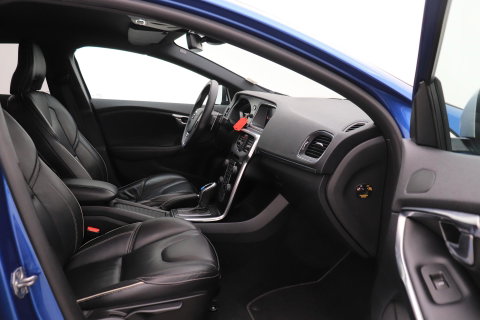 Volvo V40 2.0 T5 R-Design | Bursting Blue | 19 Inch Polestar | Polestar uitlaat | Trekhaak | Camera | Getint Glas