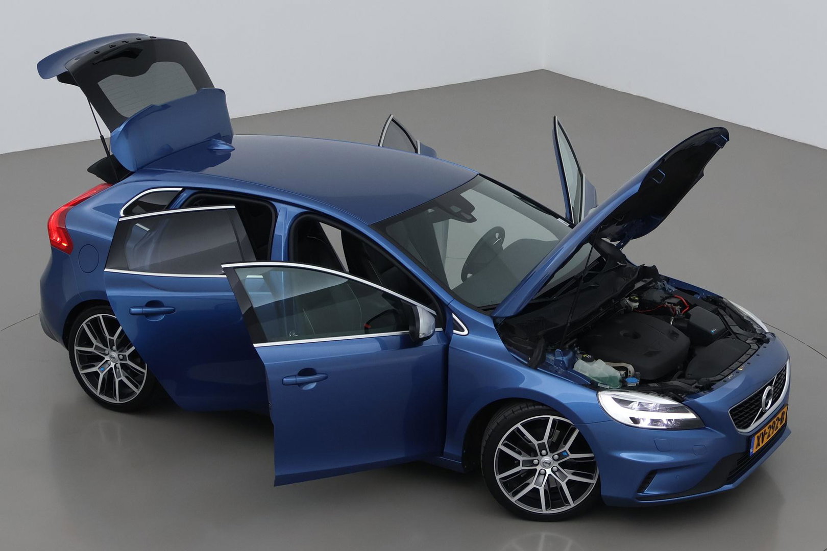 Volvo V40 2.0 T5 R-Design | Bursting Blue | 19 Inch Polestar | Polestar uitlaat | Trekhaak | Camera | Getint Glas