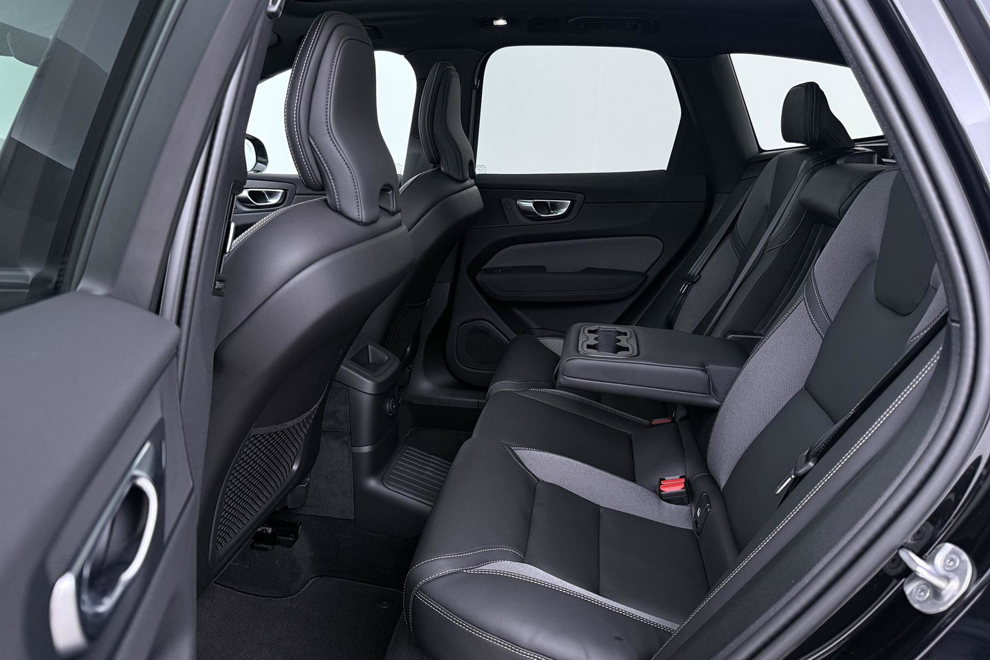 Volvo XC60 T8 Plug-in hybrid Plus Black Edition | ACC | Panoramadak | Harman/Kardon | 360° Camera | Head-Up | 21 inch
