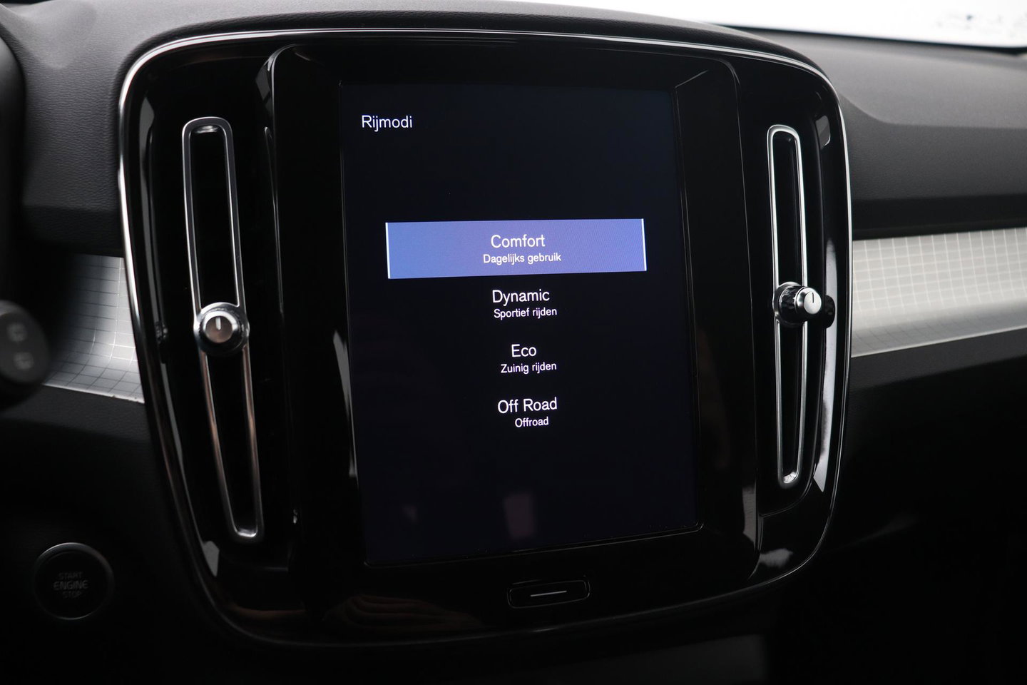 Volvo XC40 T3 Momentum Business | Automaat | ACC | Camera | Apple Carplay | 18 Inch