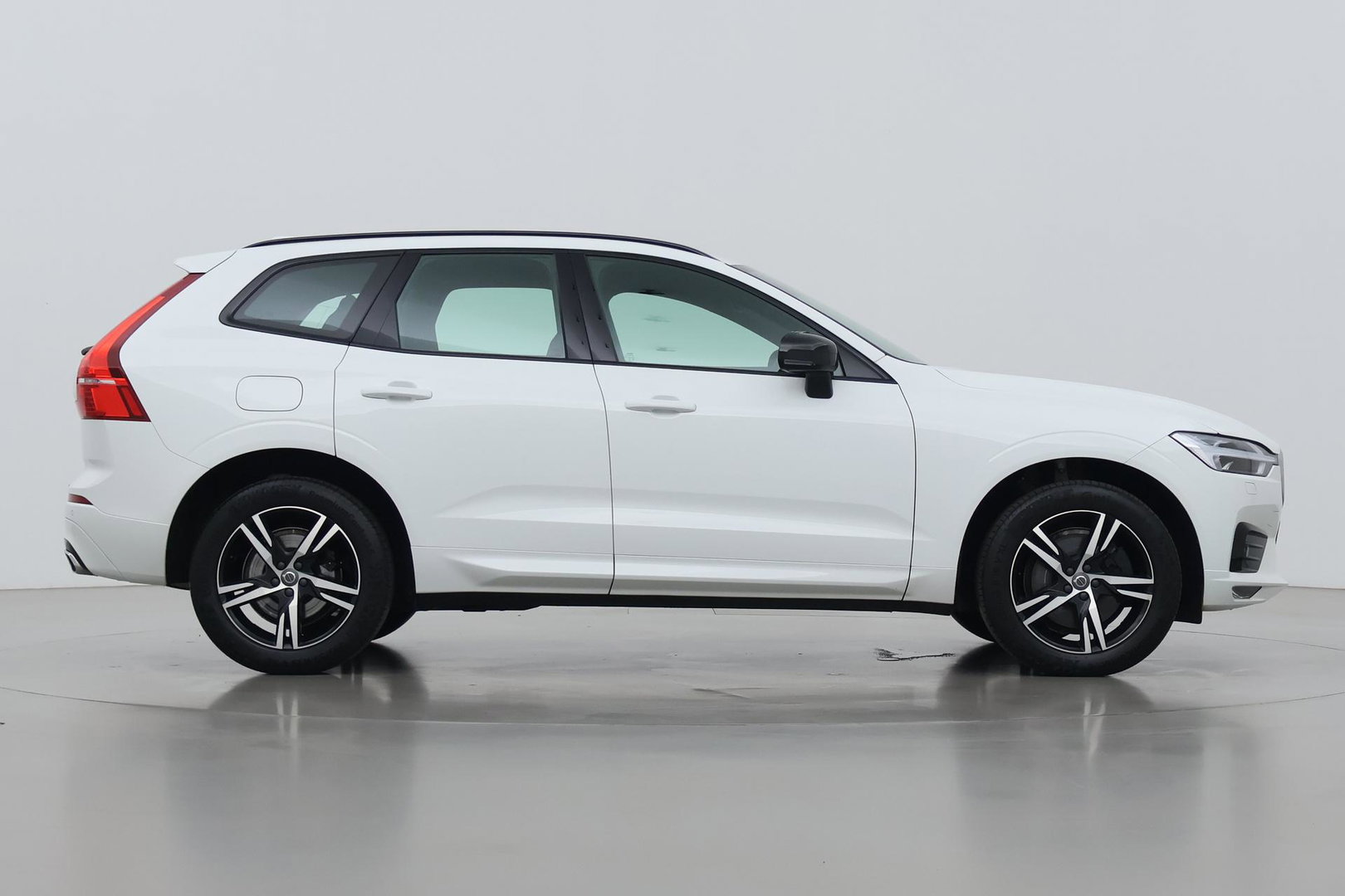 Volvo XC60 T4 R-Design | Camera | BLIS | Elektrische Achterklep | Memory Seats | Apple CarPlay | Verwarmde Voorruit | 19 Inch